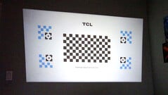 TCL C1 使用校准网格自动校正投影图像。(图片来源：Notebookcheck）