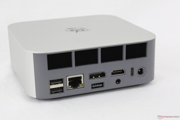 后部USB-A 3.2（10 Gbps）、USB-A 2.0（480 Mbps）、RJ-45（2.5 Gbps）、DisplayPort 1.4（4K@144）、USB-A 2.0（480 Mbps）、HDMI 2.1（4K@120）、3.5 毫米耳机、USB-C 4.0 w/ DisplayPort + Power Delivery（40 Gbps）、交流适配器