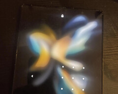 Galaxy 今年的Z Fold仍将采用明显的显示屏折痕。(图片来源:u/ultima40)