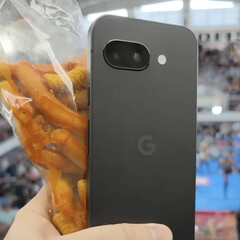 Pixel 9a 将有多种颜色可供选择，而不仅仅是这里展示的黑色。(图片来源：Alexis Garza）