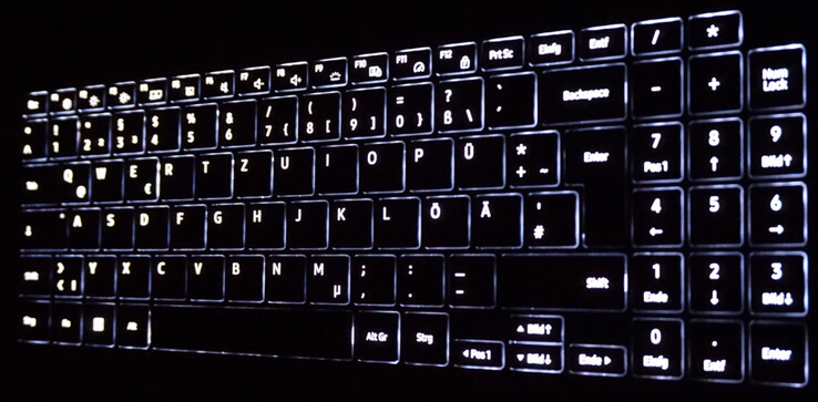 三段式的键盘背光显得很统一。