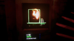 玩家需要扫描自己的面部才能打开上锁的门，这就迫使玩家在紧张的时刻冒着被人看到的风险来取得进展。(图片来源：Steam)