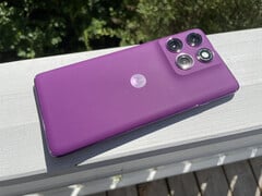 摩托罗拉 Edge 60 Pro 的官方售价为 600 欧元，但现在的售价要低得多。(图片来源：Notebookcheck）