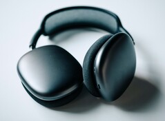 Apple将 AirPods Max 放入冰箱冷冻一小时，即可暂时修复（图片来源：Sam Grozyan）