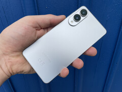 三星Galaxy S25 Edge 有钛银色（如图）、钛冰蓝色和钛漆黑三种颜色可供选择。(图片来源：Notebookcheck）