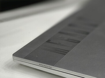 Megabook T16 Pro 厚度上手图（图片来源：Notebookcheck）