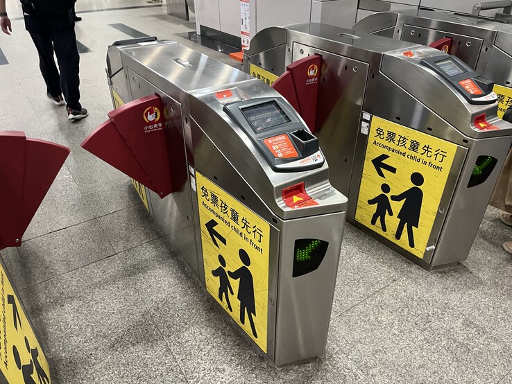 检票口的二维码扫描仪速度相当快。稍加练习后,就无需刻意放慢脚步了