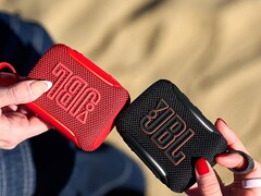 通过 JBL Go 5 的 AirTouch 功能，您可以将两个扬声器相互碰撞，将它们配对在一起。