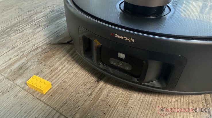 Mova Z60 Ultra Roller 的障碍物检测功能在测试中表现出色