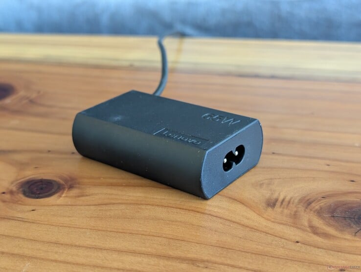 随联想 ThinkPad X1 二合一笔记本（第 11 代）附赠的 65 W USB-C 交流适配器。请注意，该适配器需要另一根电源线连接到插座，而 USB-C 线缆则集成在适配器的另一端。