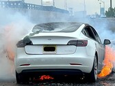 特斯拉 Model 3 电池起火再次引发了人们对电动汽车安全的担忧。(图片来源：State Of Charge on YouTube）