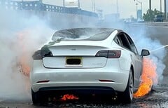 特斯拉 Model 3 电池起火再次引发了人们对电动汽车安全的担忧。(图片来源：State Of Charge on YouTube）