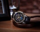 Citizen Exceed “中秋明月”限量版腕表置于木质底座上,配备黑色珍珠母贝表盘、指针式月相显示以及黑色鳄鱼皮表带。