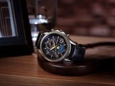 Citizen Exceed “中秋明月”限量版腕表置于木质底座上，配备黑色珍珠母贝表盘、指针式月相显示以及黑色鳄鱼皮表带。