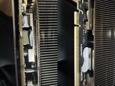 技嘉 RTX 5080 GPU 使用的导热胶向 PCB 泄漏。(图片来源：Quasar Zone）