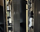 技嘉 RTX 5080 GPU 使用的导热胶向 PCB 泄漏。(图片来源：Quasar Zone）