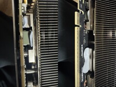 技嘉 RTX 5080 GPU 使用的导热胶向 PCB 泄漏。(图片来源：Quasar Zone）