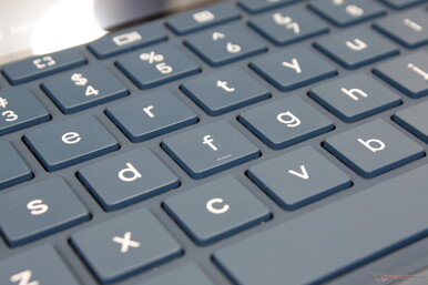 按键反馈不均匀，因为薄薄的键盘板在每次按键后都会弹跳。
