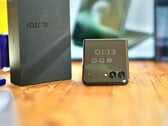 摩托罗拉 Razr+ 2026（Razr 70 Plus）在某些方面有所妥协，但整体仍给人以高品质之感。