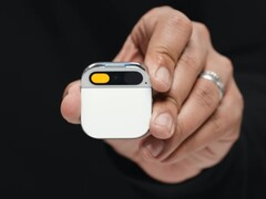 OpenAI 据称的人工智能设备的功能应该与图中命运多舛的 Humane AI Pin 非常相似。(图片来源：YouTube 上的 Humane）