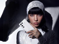 RedMagic 11 Air 已确认搭载骁龙 8 精英版。图：一位女士手持星尘白配色机型。(图片来源：RedMagic - 编辑）