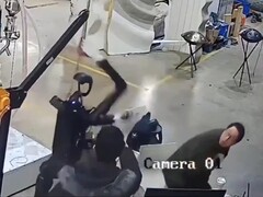 仿人机器人 Unitree H1 在测试中疯狂挥舞鞭子。(图片来源：OSINTdefender via X formerly Twitter）