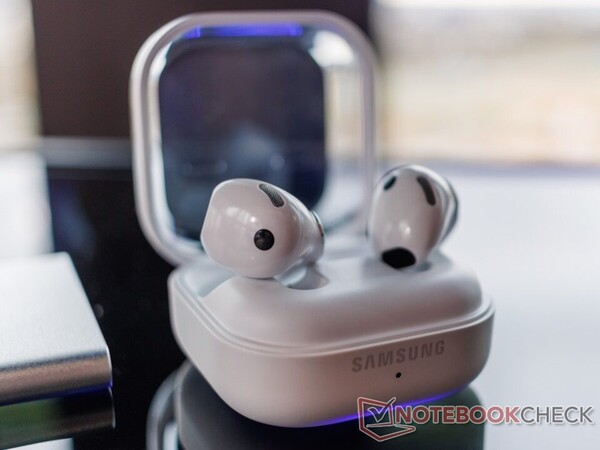 Galaxy Buds 4 重新设计了充电盒，但保留了透明盖。