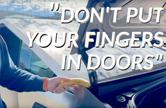 在这项测试中,香蕉并不是用来做比例尺的。相反,它是作为放置不稳的人手或手指的替身。(图片来源:YouTube 上的 Out of Spec Reviews - 已编辑)