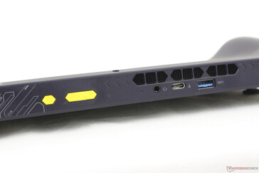 顶部：电源按钮、音量按钮、3.5 毫米耳机、USB-C 4、USB-A 3.0