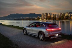 2024-2025 年梅赛德斯-迈巴赫 EQS SUV 是召回的电动汽车之一。(来源：梅赛德斯-奔驰）