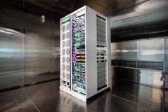 微软为 Maia 100 设计了配备液冷散热器的定制机架。(图片来源：微软）