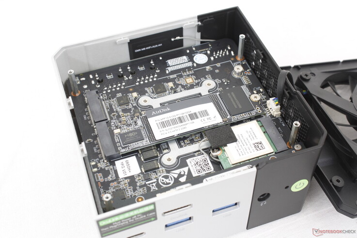 最多支持两个 M.2 2280 固态硬盘。虽然它们没有散热片，但正上方有一个风扇用于冷却