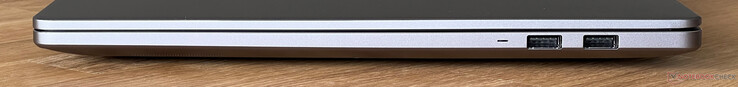 右侧：2 个 USB-A 3.2 Gen.1（5 Gb/秒）
