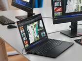 ThinkPad T16 Gen 3 配备了客户可更换（CRU）电池。(图片来源：联想）