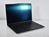 重量不到 1 公斤的轻量级系统的巨大性能升级：联想将在 ThinkPad X1 Carbon 13 代笔记本电脑中提供 Arrow Lake H（图片来源：Benjamin Herzig/Notebookcheck）