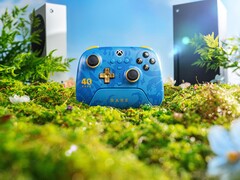 8BitDo 珍稀 40 周年纪念手柄，背景为 Xbox X 系列和 S 系列游戏机。(图片来源：8BitDo 官方宣传海报）