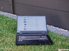 Acer Nitro 5 AN517-55-738R在阴凉处