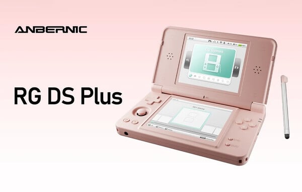 珊瑚粉色的 Anbernic RG DS Plus。