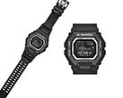 卡西欧 G-Shock GBX100SFJ-1 采用时尚的全黑色设计和高对比度负片显示屏。