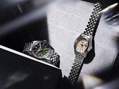 精工5运动系列Field GMT HDB001（绿色表盘）与HDB002（奶油色表盘）并排陈列，均搭配不锈钢五链节表链，每款均配备固定式24小时表圈和橙色GMT指针。