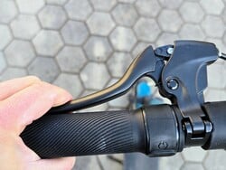 必须调整 SoFlow 滑板车的制动器。