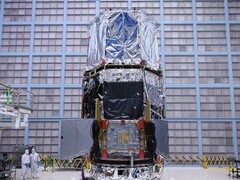 美国国家航空航天局的工程师正在为南希-格蕾丝-罗曼太空望远镜安装遮阳板（图片来源：美国国家航空航天局和索菲亚-罗伯茨）