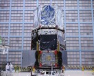 美国国家航空航天局的工程师正在为南希-格蕾丝-罗曼太空望远镜安装遮阳板（图片来源：美国国家航空航天局和索菲亚-罗伯茨）