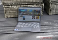 联想 ThinkBook 14x 在户外阴凉处的使用场景