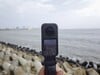 Insta360 X6 配备一块 2.36 英寸的 OLED 触摸屏