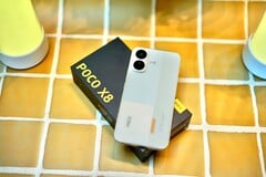 Xiaomi Poco X8 续航持久,坚固耐用,也不怕水。