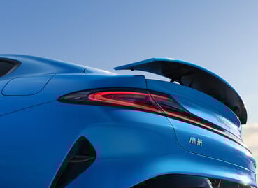 采用全新卡普里蓝配色的小米 SU7 (2026)：这款电动运动轿车不仅仅是小改款。(图片来源：小米）