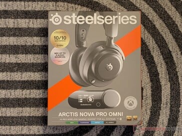 Arctis Nova Pro Omni 耳机的零售包装盒。
