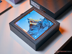 Honor Magic V6 从斜角观看时，无法完全隐藏其显示屏内部的折痕。