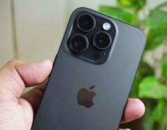 Apple iPhone 15 Pro 和 Pro Max 比更便宜的基本型号更受欢迎。(图片：Nitin V）